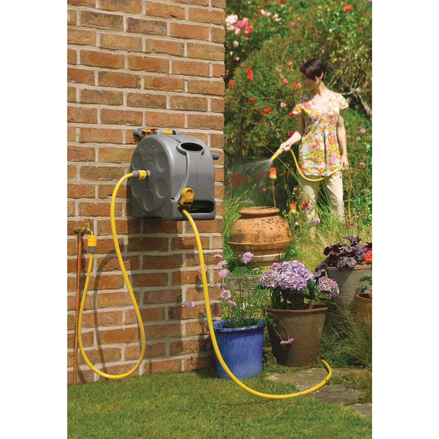 Hozelock 2 In 1 Compact Enclosed Hose Reel - 25m 2 Hozelock 2 In 1 Compact Enclosed Hose Reel - 25m - Image 2